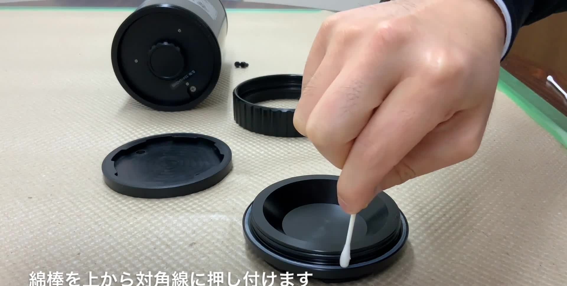 綿棒を使用してOリングと接触面を確認・清掃している様子